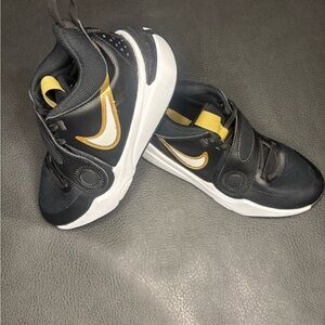 Nike Hustle D 11 Black and Gold Size 4 Youth